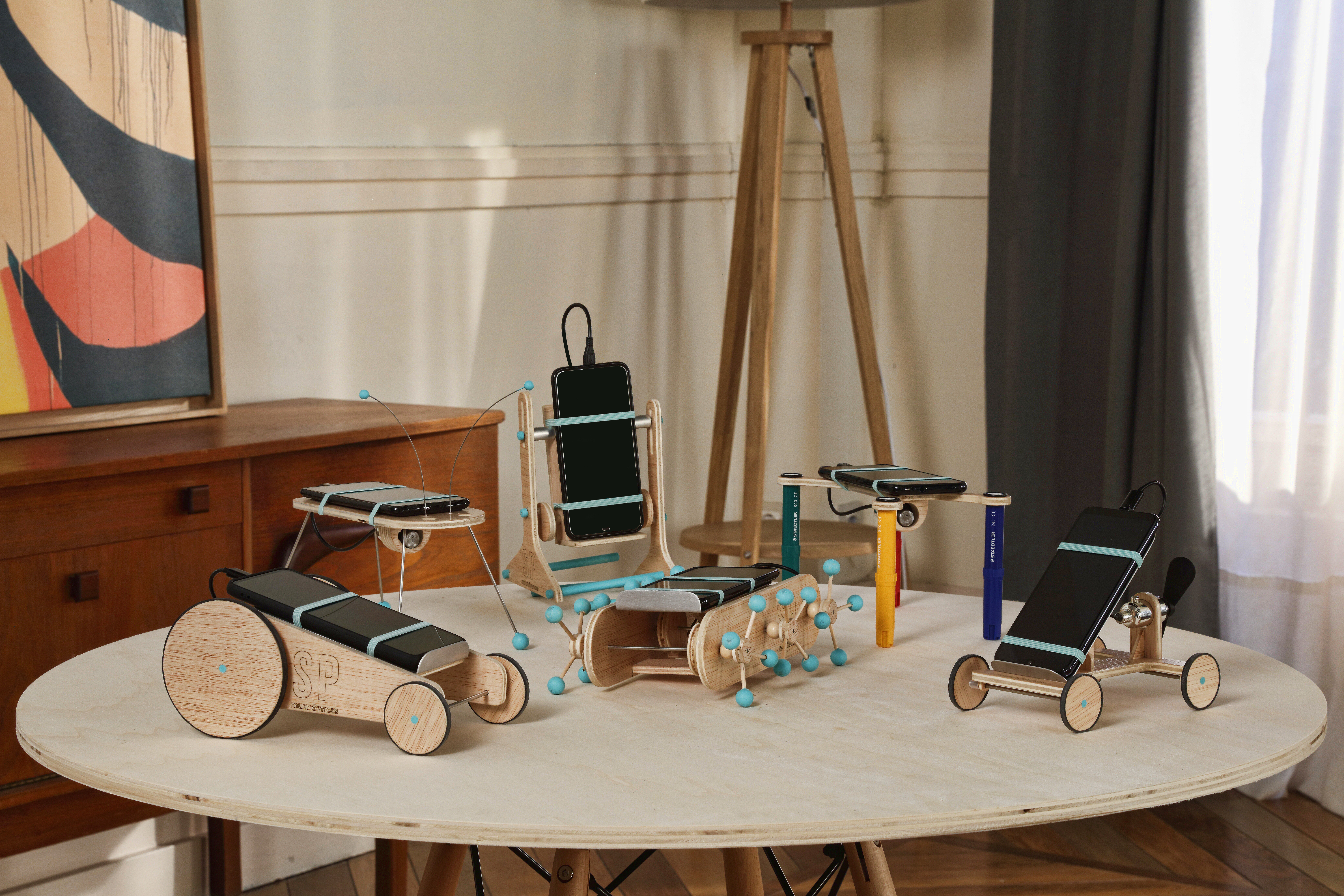 Multiópticas crea los primeros juguetes analógicos que funcionan con la batería del móvil