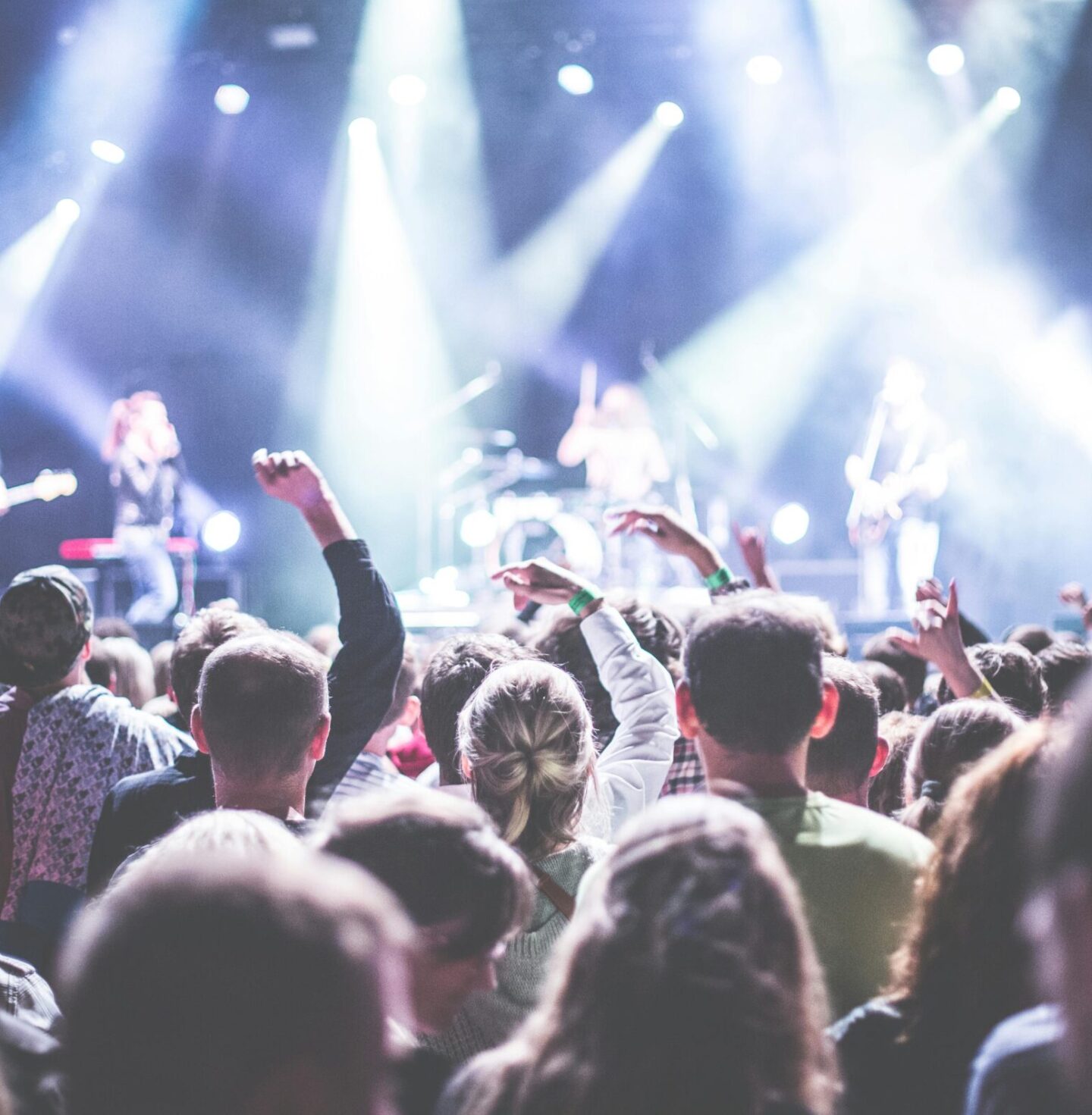 Usar tapones o audífonos en lo oídos en conciertos 